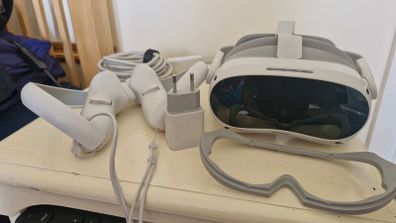 VR headset PICO 4 + extra data/power cable