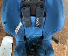 Axkid Minikid 2.0 rear facing car seat with broken head rest
