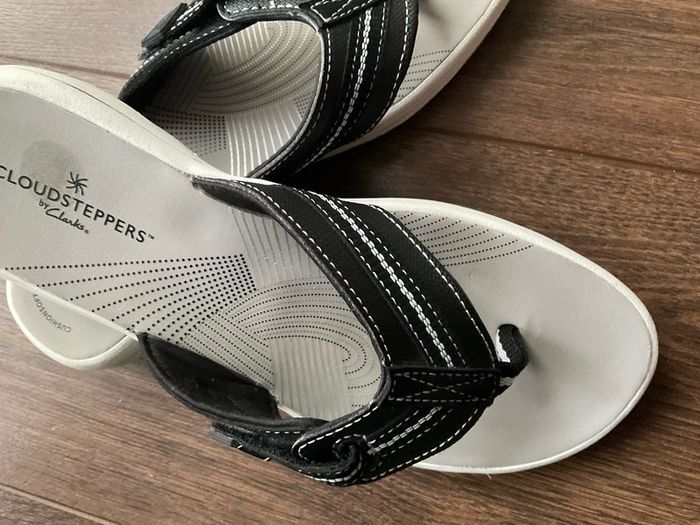 Clarks Cloudsteppers flip flops size 4