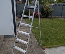 Aluminum step ladder