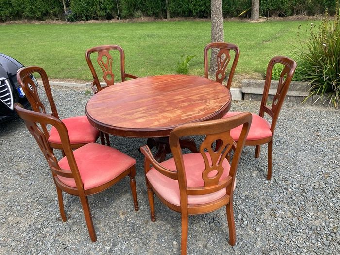 Round dining table and 6 chairs