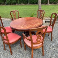 Round dining table and 6 chairs