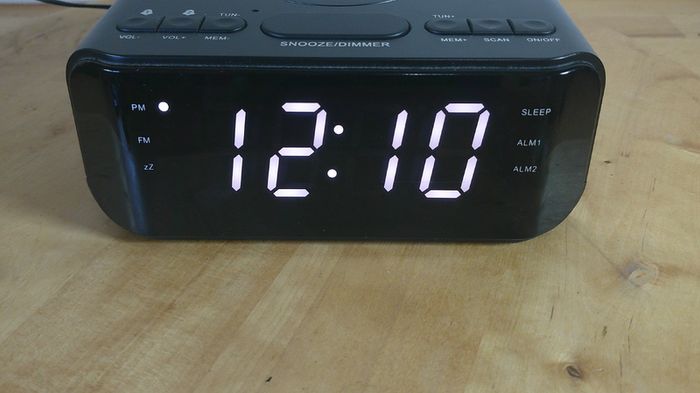 Groov-E FM Alarm Clock Radio with USB & Wireless Charging - Black | GVWC06BK Boxed