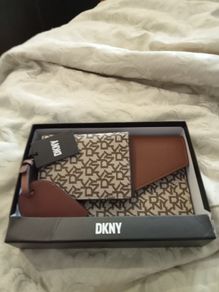 DKNY travel set