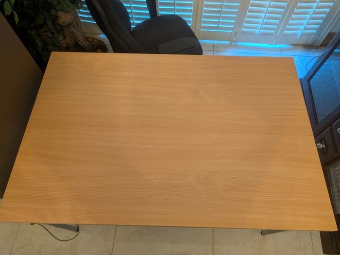 Desk/table and chair