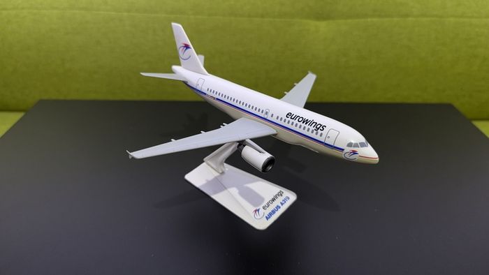 Eurowings 1:200 scale model airplane, Airbus A319 aircraft in old colors, made by Wooster, NEW