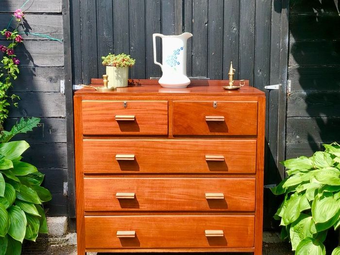 chest of drawers