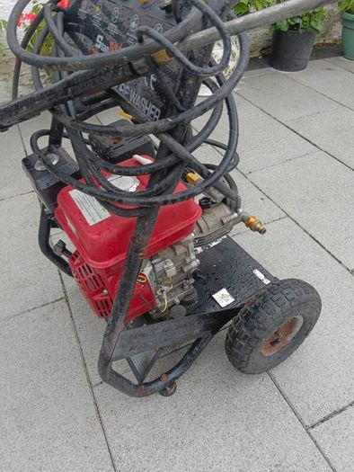 Stan Werk power washer 6.5 HP 2200 PSI in excellent working condition. Ready to use. 6 metres pressure washer hose with gun.
