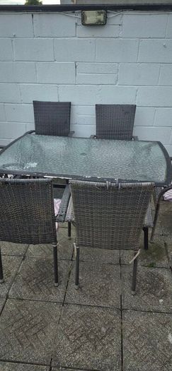 garden table and chairs