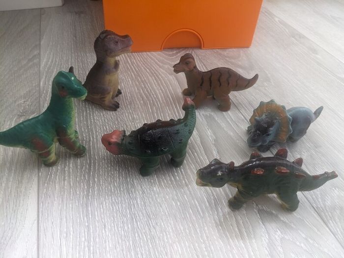 Dinosaurs - 6 soft and squeezy baby dinosaur figures