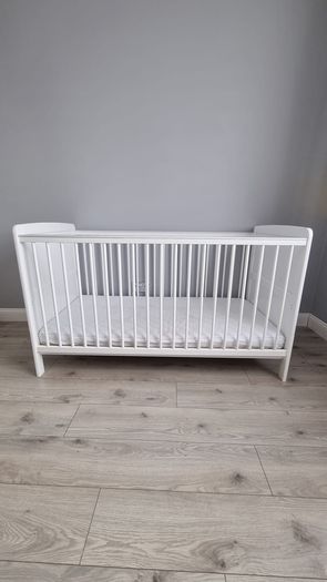 White cot bed.