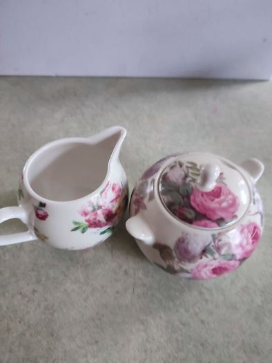 Rare find  Maxwell & Williams - Chintz, Rose Bud lidded sugar and creamer