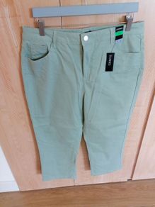 Women's Trousers NWT SIZE 16 Slim leg cropped