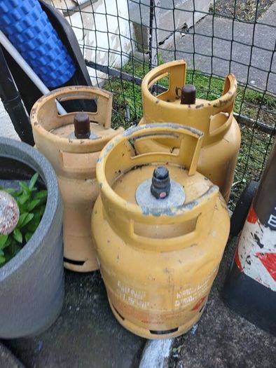 2full gas bottles and 3 empty