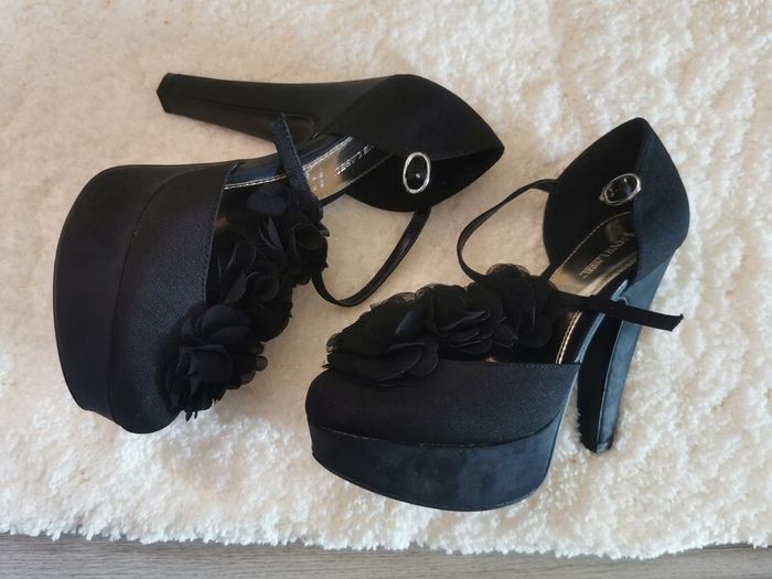 Ladies Shoes Size 4