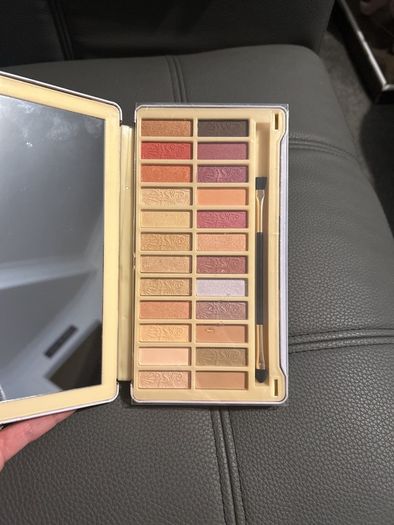 24 colour Nicole miller pallet
