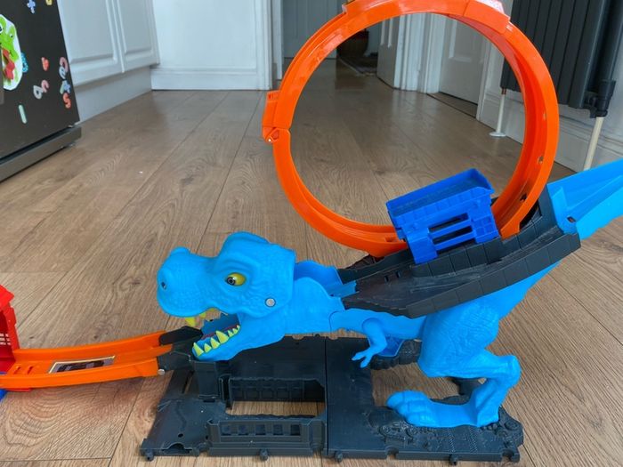 Hot wheels T-rex loop track