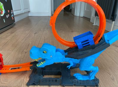 Hot wheels T-rex loop track