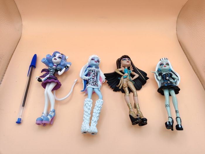 Monster High RBA Magazine Figure Bundle