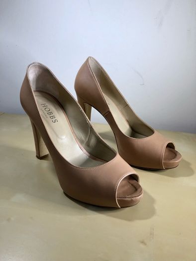 Hobbs Heels - size 5