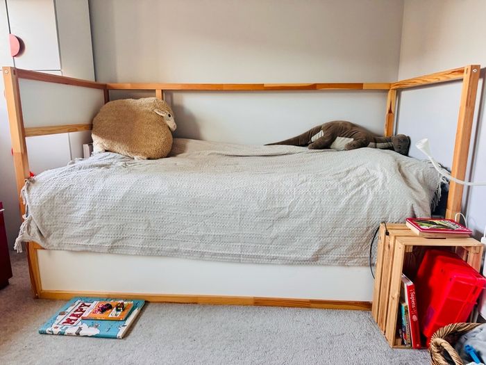 Kura reversible bed