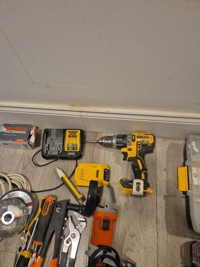 Dewalt 18v brushless with few other bits