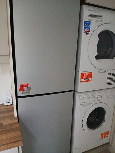 Indesit Fridge Freezer, free standing.