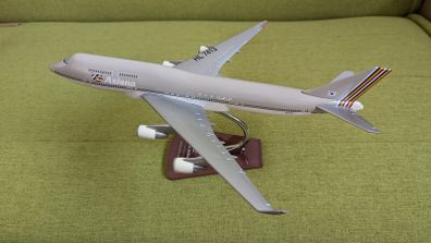Asiana 1:200 scale model airplane, Boeing 747-400 aircraft
