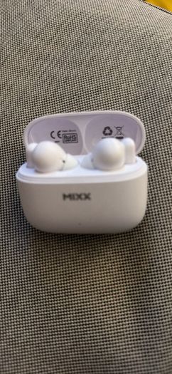 iPhone 11 128gb unlocked with charger and mexx  pods