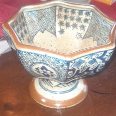 Beautiful Antique Ceramic Japanese Imari Footed Bowl in nice condition,