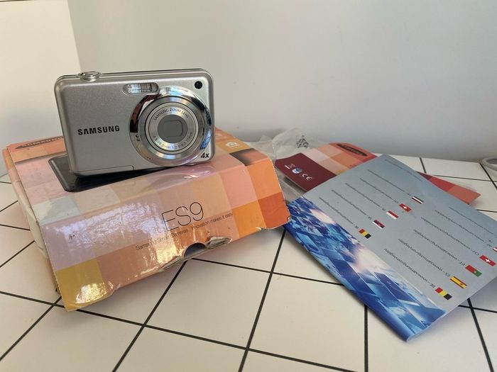 Samsung Es9 Camera 12.2 Mp F/2.9 Silver For Parts/repair