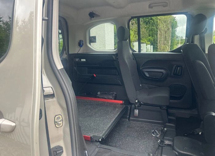 Wheelchair car