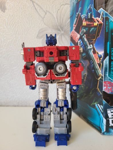Transformers Earthrise Optimus Prime
