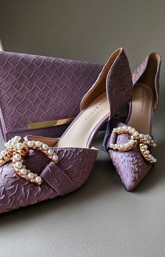 Pointed high-heel shoes