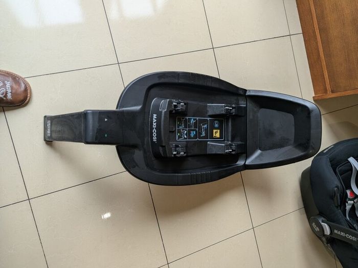 Maxi Cosi Tinca car seat and Iso Base