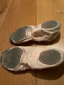 Split heel ballet shoe size 4