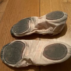 Split heel ballet shoe size 4