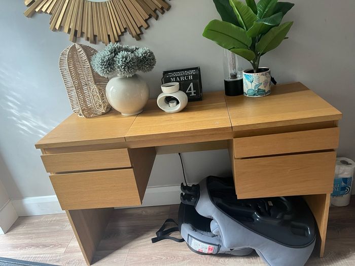 Dressing table