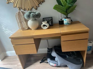 Dressing table