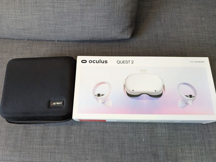 Oculus 2 + Head mount + Long cable + 2 carrying cases