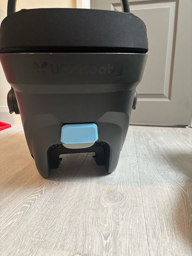 Uppababy Mesa isize Car seat plus base and rain cover