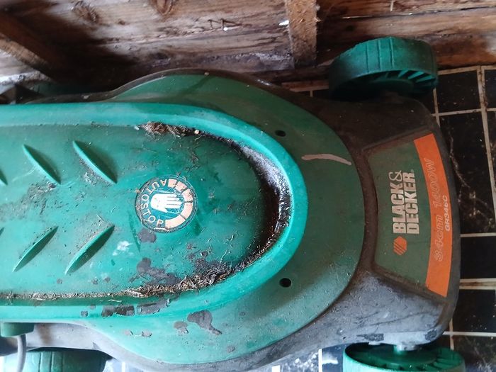Electric lawnmower