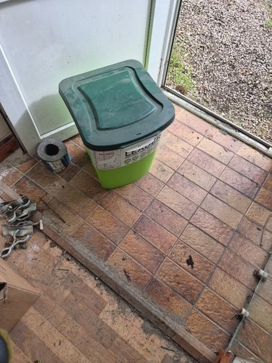 Dog food container