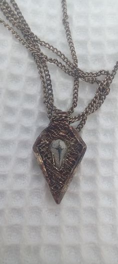 Vintage jewelry is sold individually for 5 to 10 euros