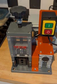 New Electric Wire Stripping Machine 1.5-25mm Cable Stripper 180W 60ft/min 3 Feeding Holes Wire Peeler Scrap Copper Recycle 220v