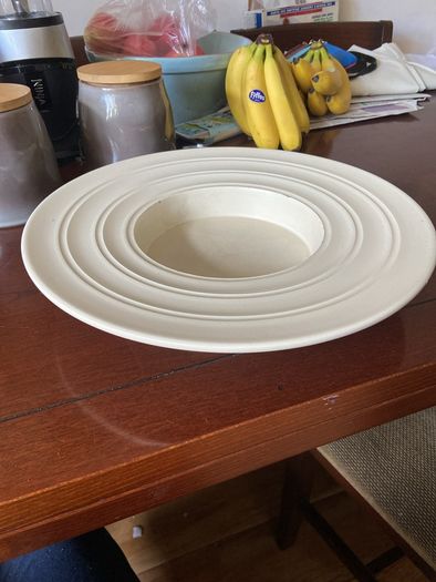 Wedgewood vintage cream-coloured dish Sombrero" design by Keith Murray for Wedgwood