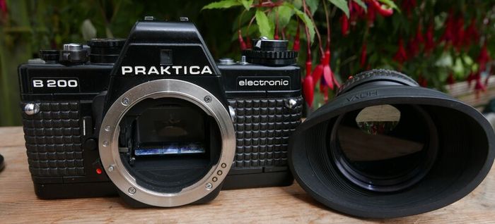 RARE Praktica B200 35mm Film SLR Camera HOIA 49mm Lens ( works well)
