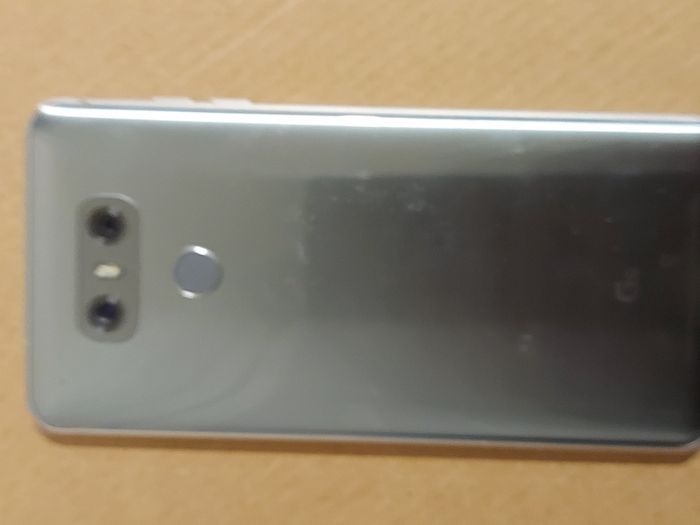 LG G6 mobile phone, 32GB, sim tray missing, excellent cosmetic condition otherwise