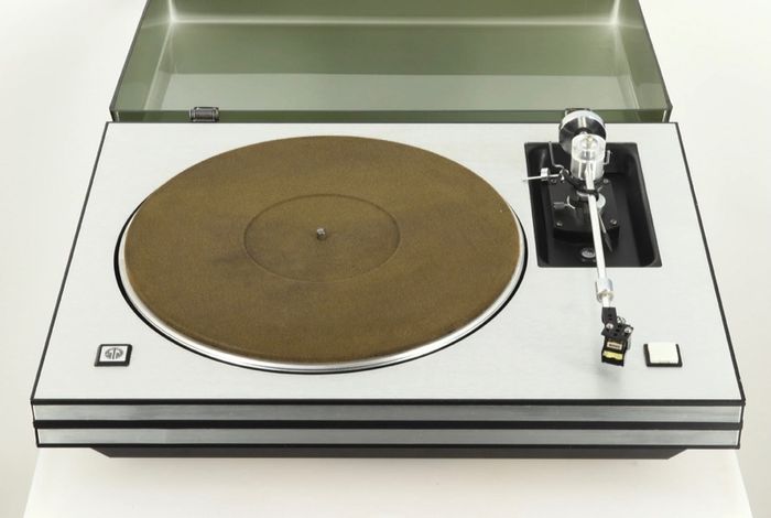 STD 305M  |  Suspended Sub-Chassis Belt-Drive Turntable