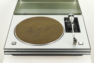 STD 305M  |  Suspended Sub-Chassis Belt-Drive Turntable